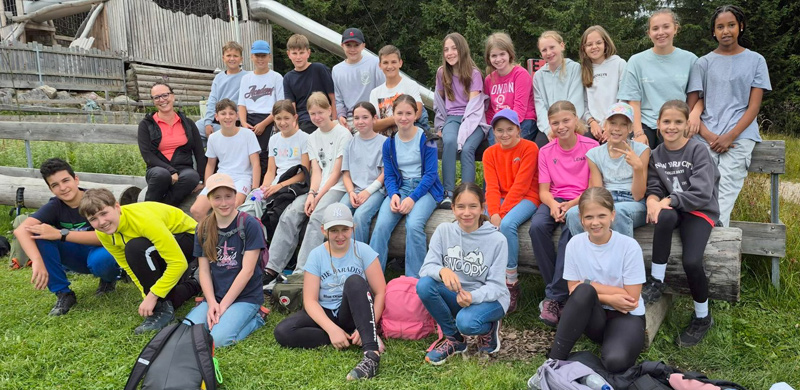 Eine Schulklasse vor Bergen