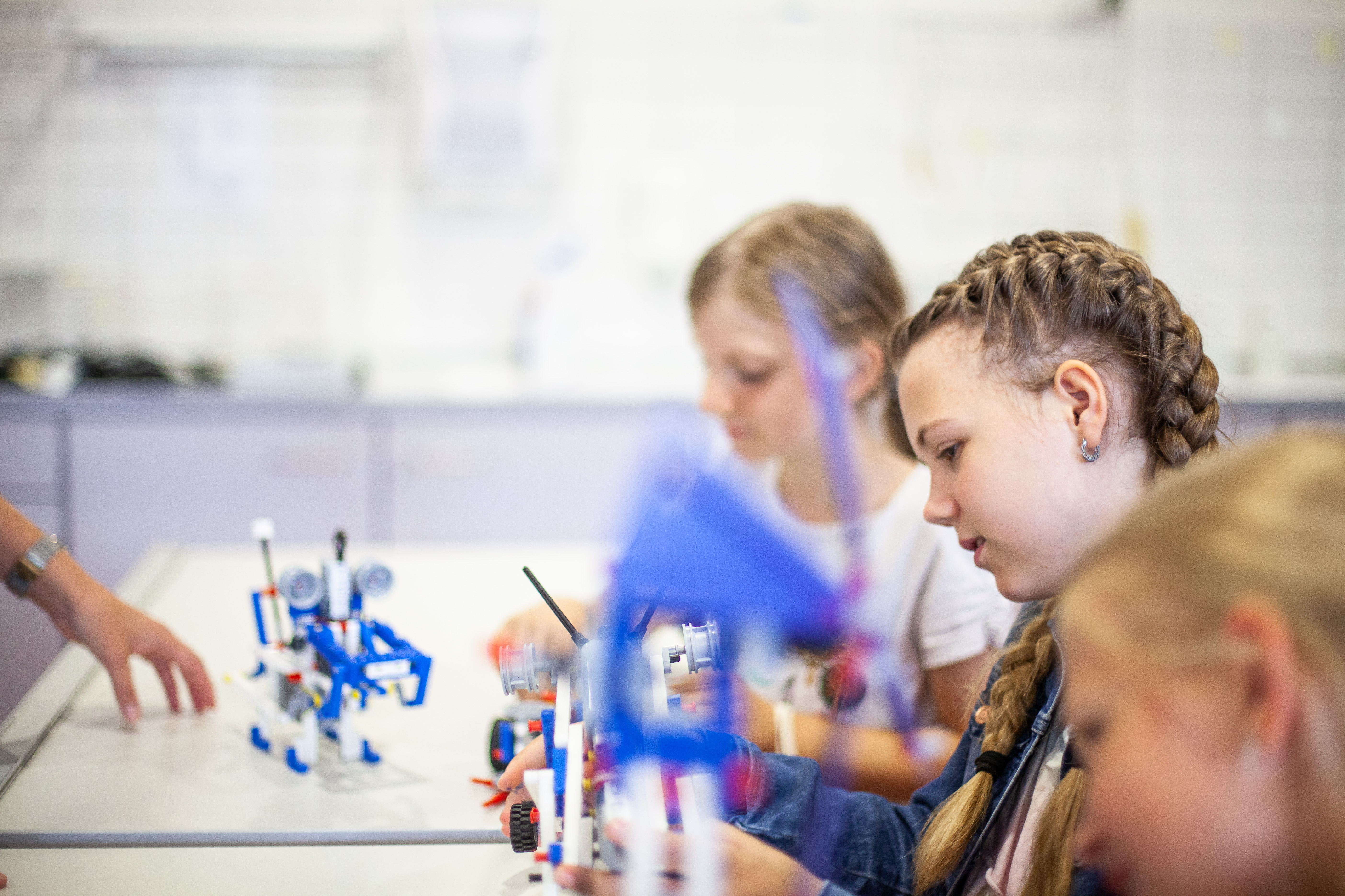 Zwei Schülerinnen im Naturwissenschaft/Technik-Unterricht