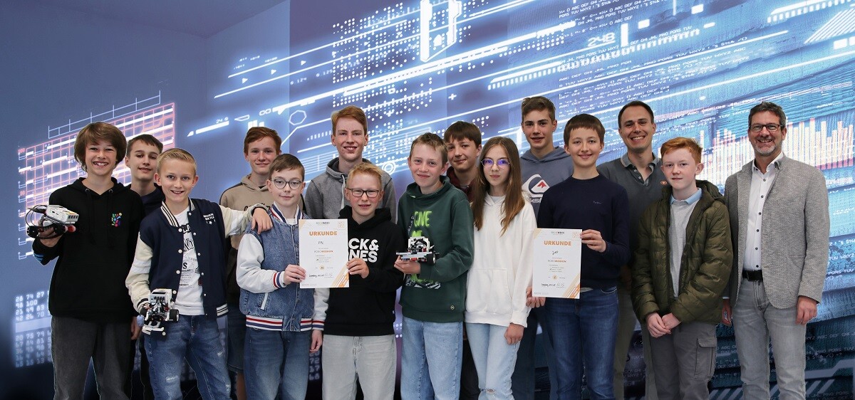 Gruppenbild mit Schülerinnen und Schülern bei der Urkundenverleihung der WRO.