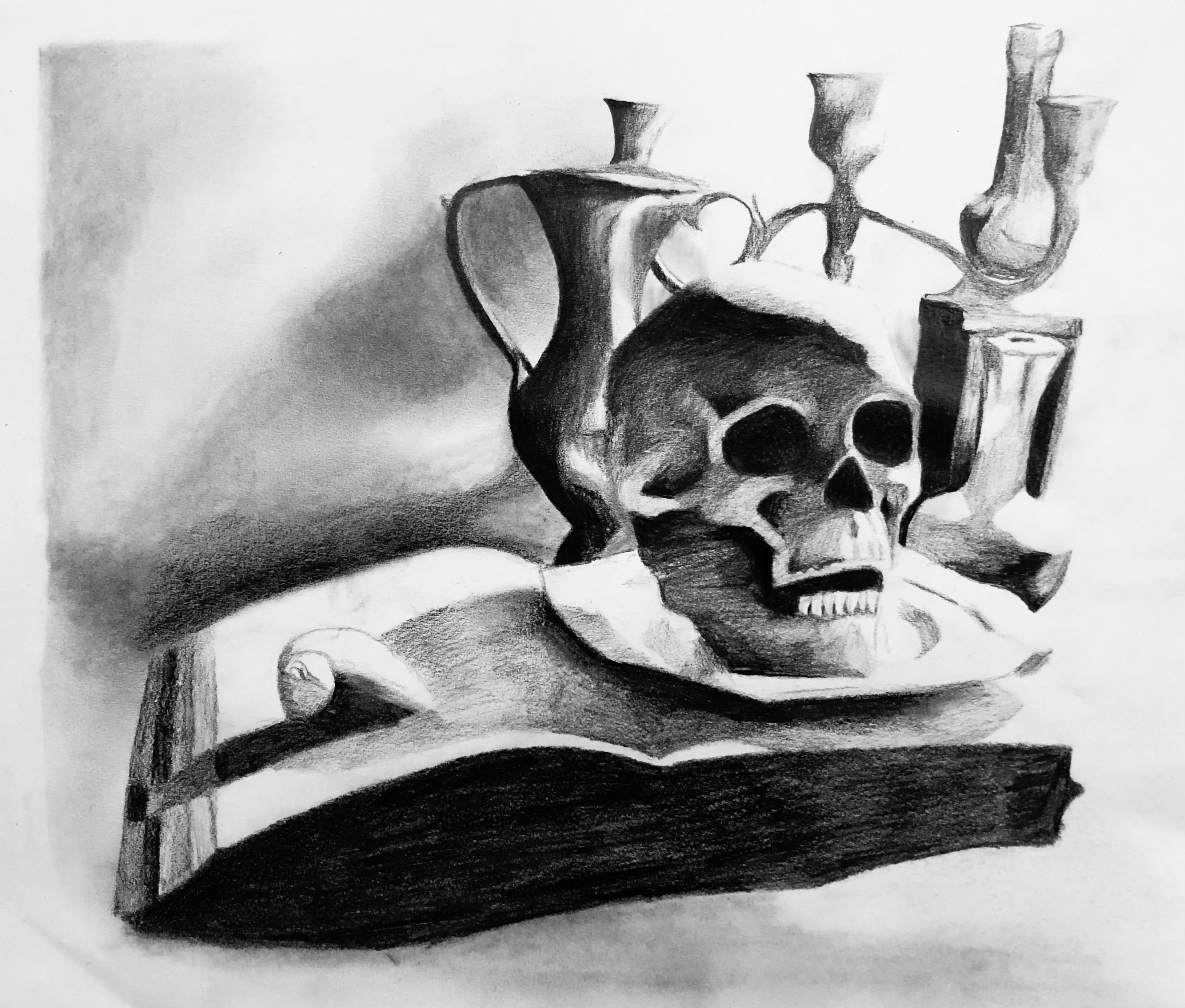 Bleistiftzeichnung eines aufgeschlagenen Buches, auf welchem ein Totenkopf steht und im Hintergrund Kerzenleuchter stehen von Pia Eisenhardt (J1), Februar 2022.