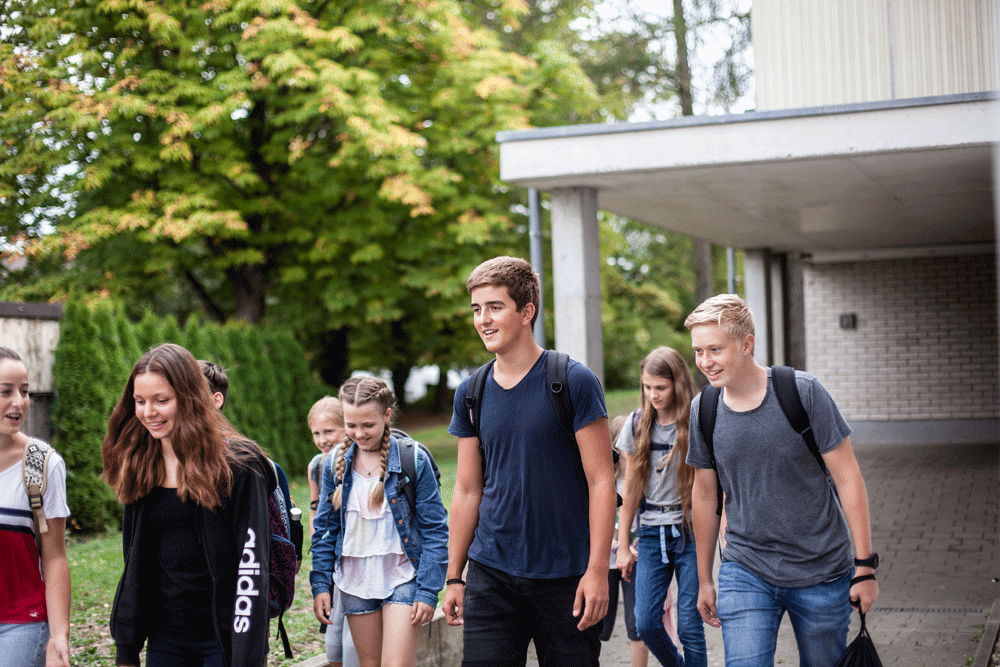 Eine Schülergruppe vor dem JKG