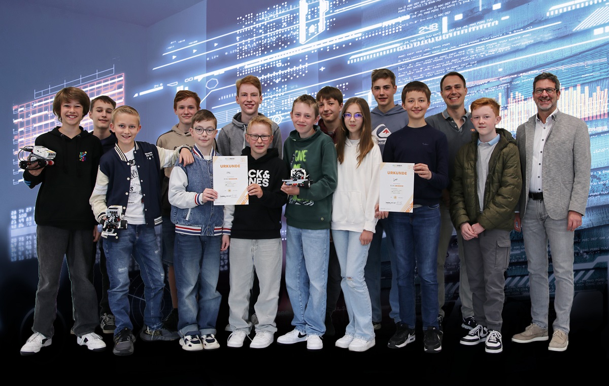 Gruppenbild mit Schülerinnen und Schülern bei der Urkundenverleihung der WRO.