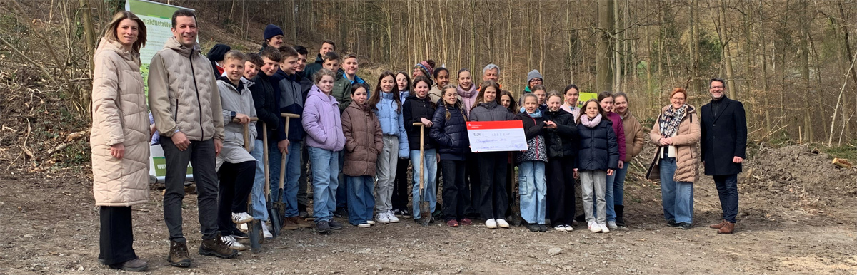 Gruppenbild der Sechstklässler im Wald