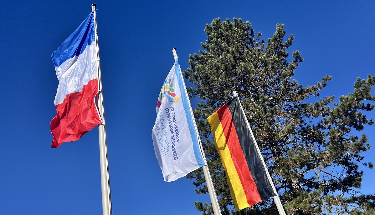 Fahnen von Frankreich, Deutschland und dem Justinus-Kerner-Gymnasium.