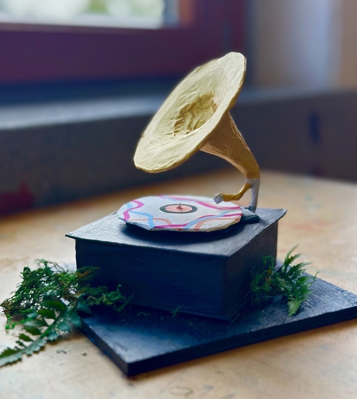 Miniaturmodell eines Plattenspielers aus Pappmaché, Pappe & Acrylfarbe von Lena S. (J2), Mai 2025.
