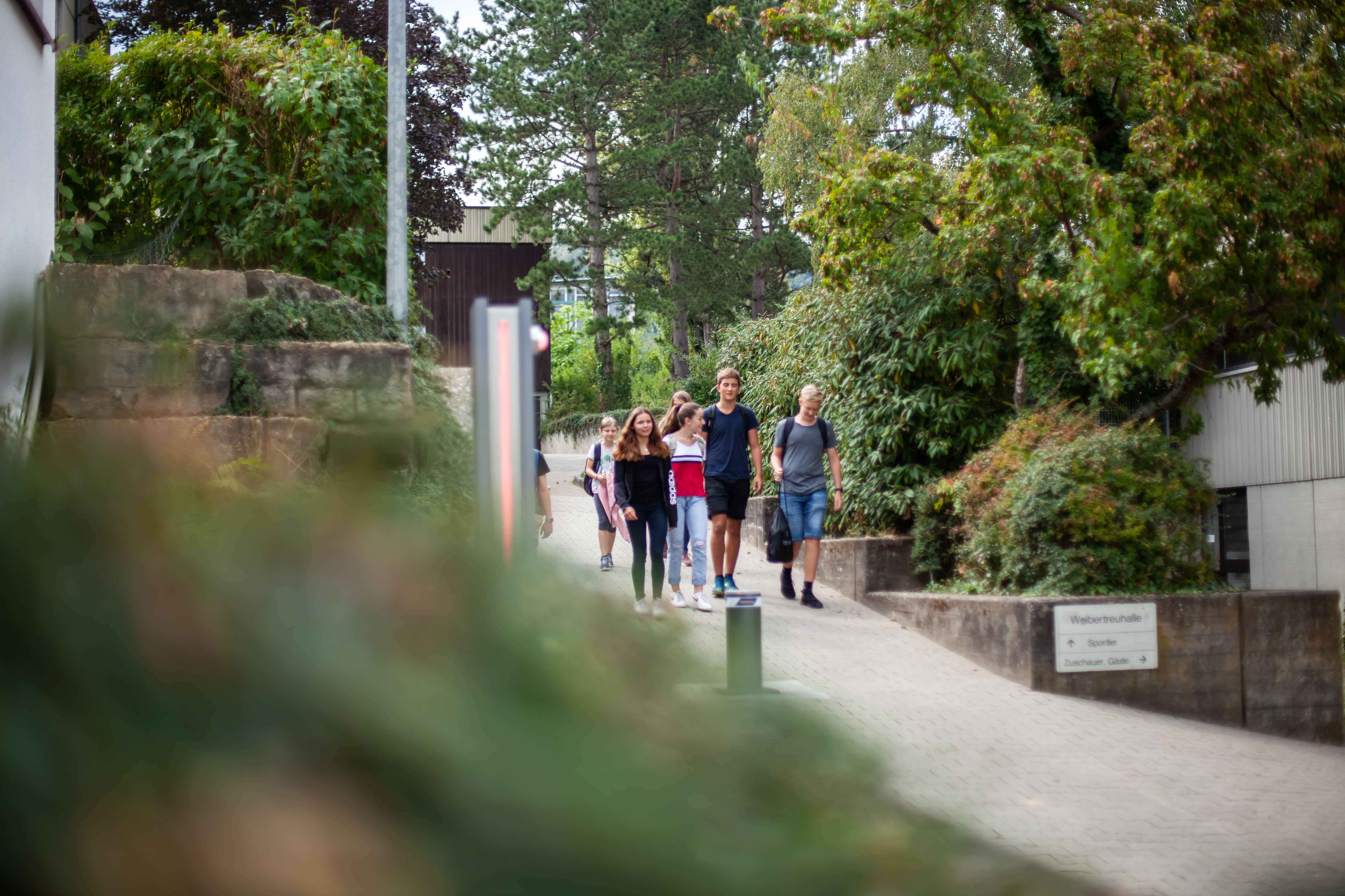 Schüler und Schülerinnen verlassen das Schulgebäude