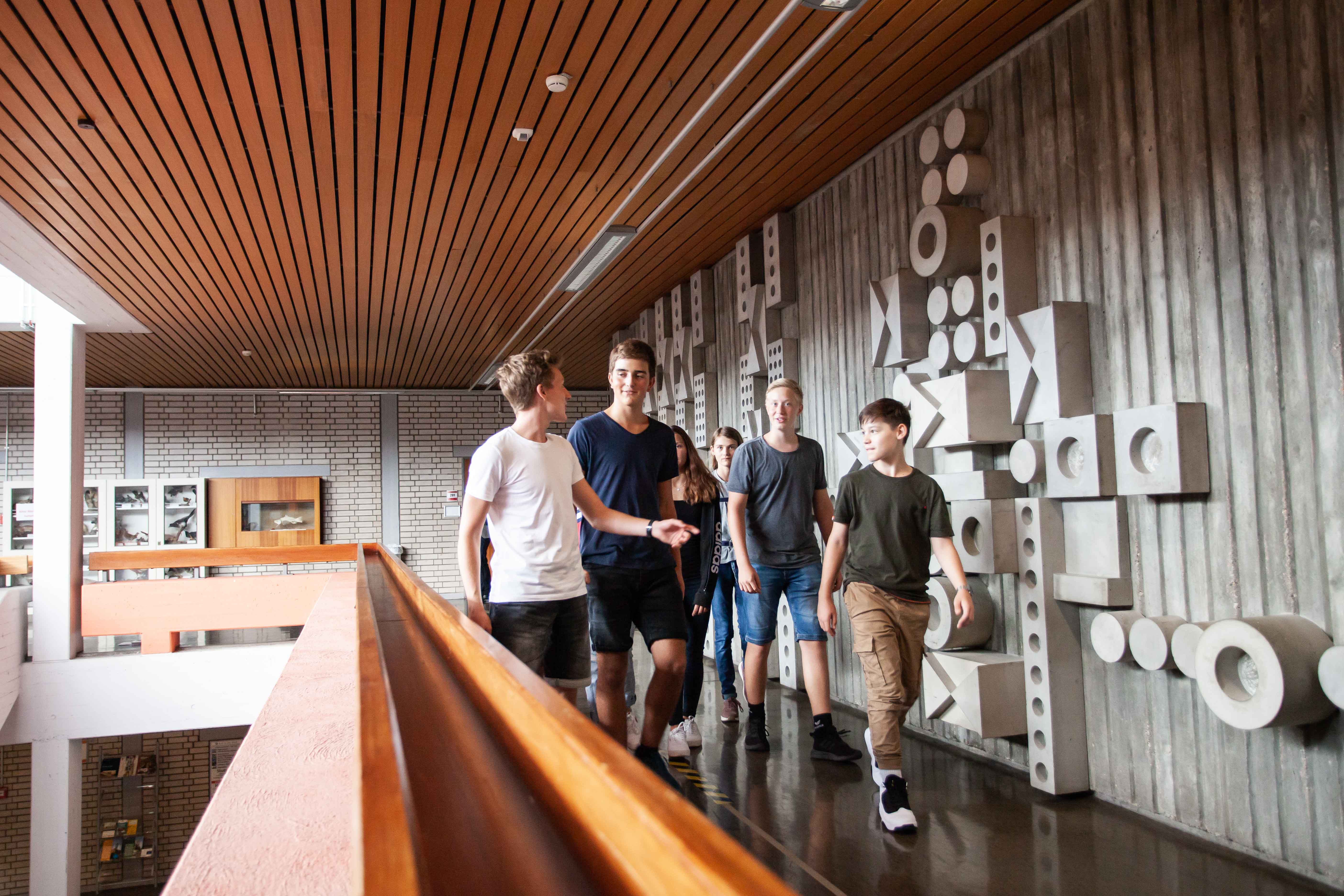 Schüler im Gang des Schulgebäudes