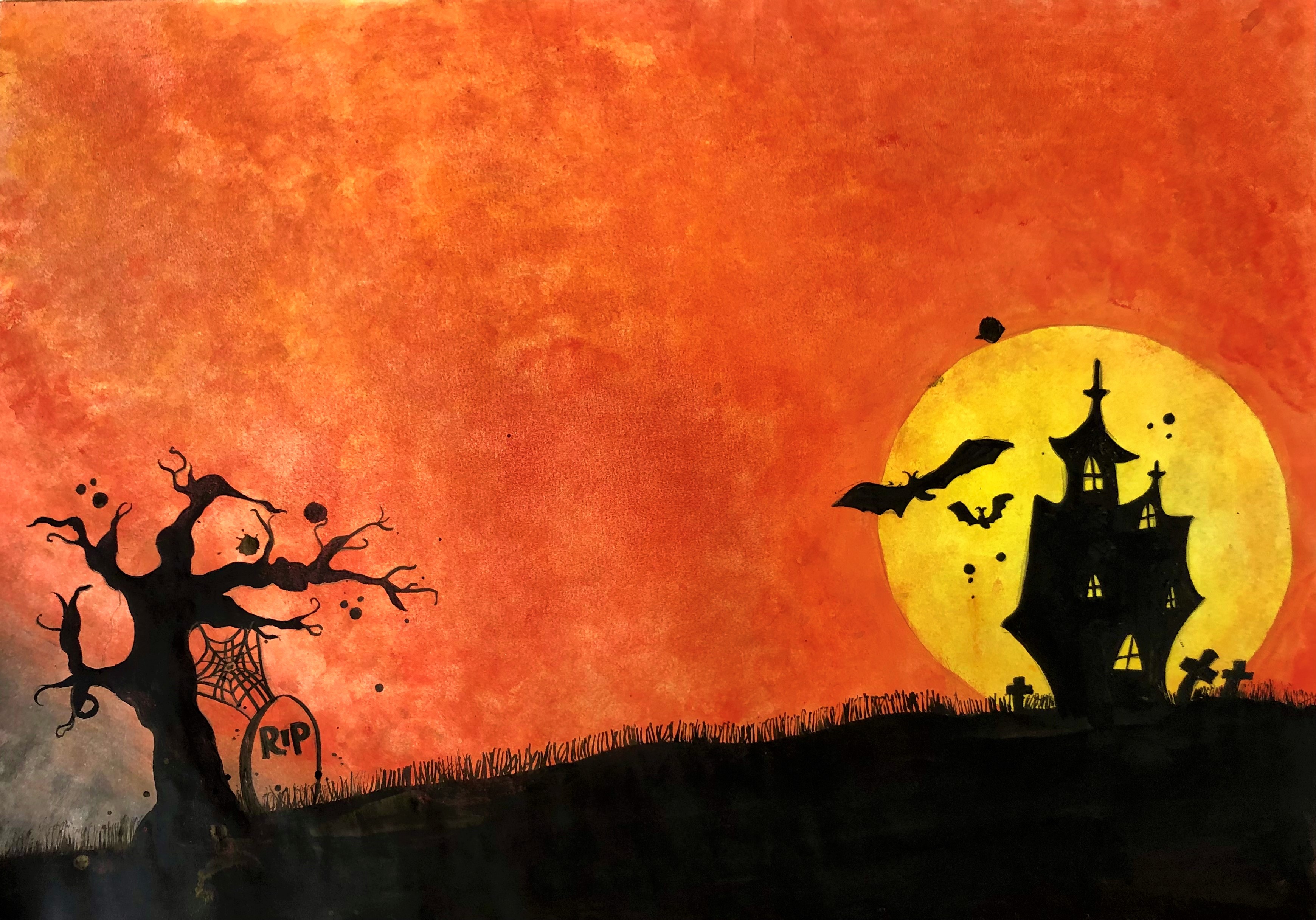 Halloween: Ein runzliger Baum steht abseits von einer schwarzen Villa. Dazwischen ist Gras. Unter dem Baum steht ein Grabstein. Der Himmel ist orange erleuchtet und hinter der Villa geht die Sonne auf. Fledermäuse fliegen um die Villa. Bild von Srida Nayak (6d), Oktober 2021