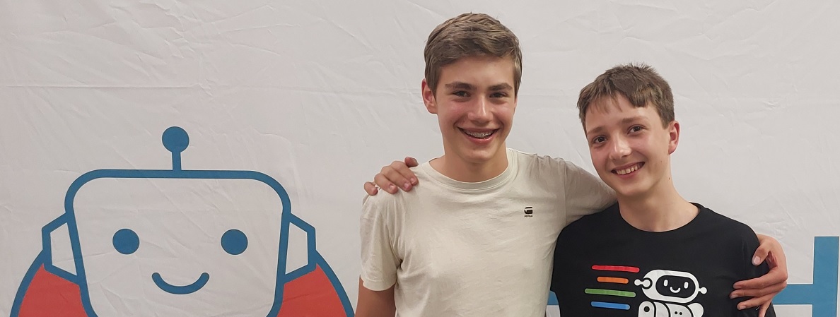 Zwei Schüler der AG